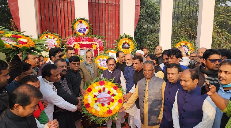 চাঁপাইনবাবগঞ্জে একুশে’র প্রথম প্রহরে শহিদ মিনারে পূষ্পার্ঘ্য অর্পণ